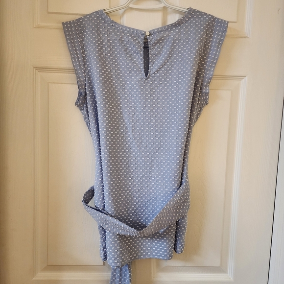 LOFT Sleeveless Textured Tie Waist Blouse Size Medium 100% Cotton Blue White Dot - Picture 9 of 10